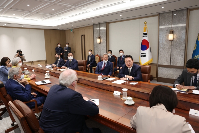 윤 대통령, 미국 학계 및 전현직 주요 인사 단체 접견. 사진=대통령실 제공.