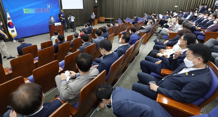 더불어민주당 박홍근 당대표 직무대행 겸 원내대표가 3일 오후 서울 여의도 국회에서 열린 당무위원-국회의원 연석회의에서 인사말을 하고 있다. 사진=국회사진취재딘