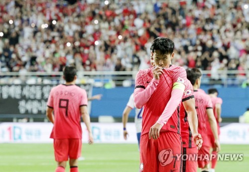 6일 오후 대전월드컵경기장에서 열린 남자 축구 국가대표팀 평가전 대한민국 대 칠레의 경기. 대한민국 손흥민이 골을 넣은 뒤 환호하고 있다. 손흥민은 이날 칠레전에 출전하며 A매치 100경기를 채워 한국 대표팀 역대 16번째로 '센추리 클럽'에 가입했다. 사진=연합뉴스 제공