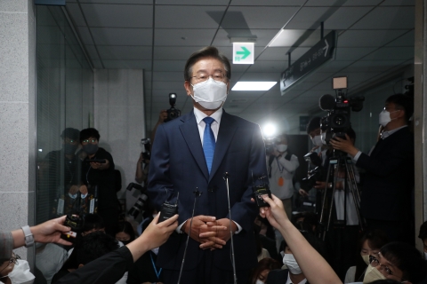 '첫 출근' 이재명, 패배 책임론에 "낮은 자세로 겸허하게 듣고 중"