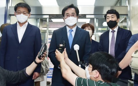김동연, 민주당사 찾아 "스스로 기득권 내려놓고 개혁하면 다시 국민 지지 받을 것"
