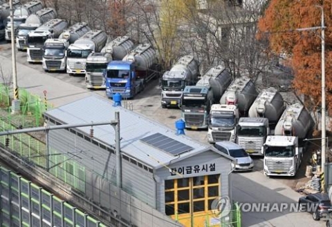 화물연대 파업에 운송 차질···시멘트에 타이어까지 비상