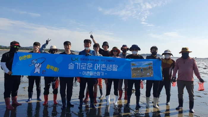 LX곡성구례지사, 영농철 펜을 놓고 어촌으로 일손돕기