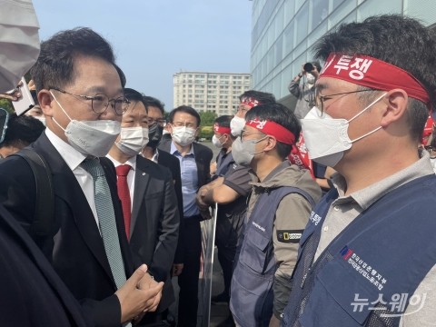 일주일째 출근길 막힌 산업은행 회장···노조 갈등 장기화 조짐