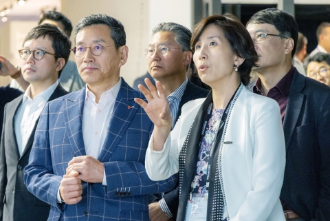 밀라노 찾은 조주완 사장 "산업 간 경계 넘어선 디자인 선보일 것"