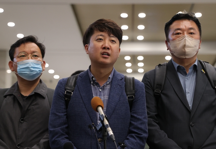 우크라이나 방문을 마치고 귀국한 이준석 국민의힘 대표가 지난 9일 인천공항 입국장에서 기자들의 질문에 답하고 있다. 사진/ 국회사진취재단
