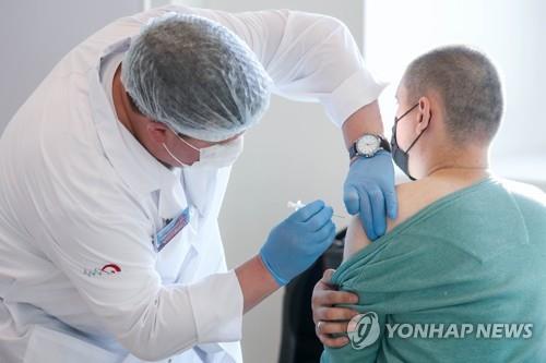 코로나19 백신 접종하는 모스크바 시민