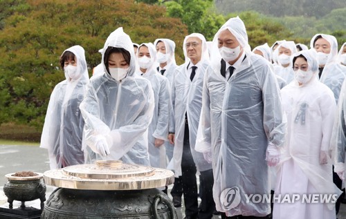 분향하는 김건희 여사. 사진 = 연합뉴스