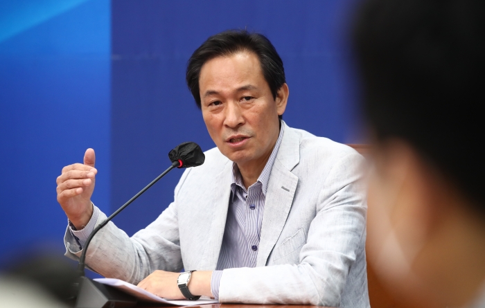 더불어민주당 우상호 비상대책위원장이 12일 서울 여의도 국회에서 열린 기자간담회에서 발언하고 있다. 사진=국회사진취재단
