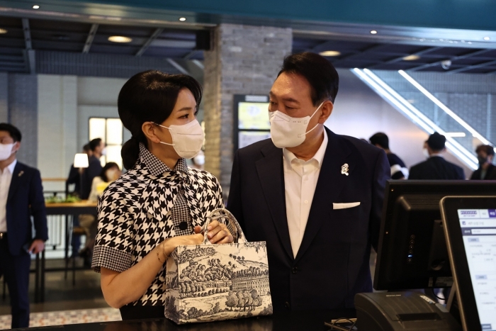 윤석열 대통령 내외가 12일 오후 영화 '브로커'를 관람하기 위해 서울 시내 한 영화관을 방문하고 있다. 영화 '브로커'에 출연한 배우 송강호는 한국 배우 최초로 칸국제영화제에서 남우주연상을 수상했다. 사진=대통령실 제공