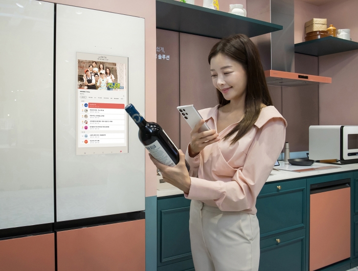 삼성전자 모델이 '스마트싱스 홈 라이프(SmartThings Home Life)' 업데이트로 한 차원 진화된 사용 경험을 제공하는 삼성 비스포크 냉장고를 소개하고 있는 모습. 13일부터 진행되는 소프트웨어 업데이트를 통해 와인 냉장고 전용 기능인 '소믈리에앳홈' 기능이 일반 비스포크 냉장고와 비스포크 큐브 냉장도에서도 사용 가능해지며, 비스포크 냉장고 패밀리허브에 무료 비디오 서비스 '삼성 TV 플러스'가 제공된다. 사진=삼성전자 제공