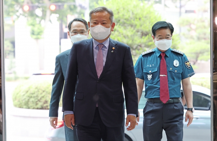이상민 행정안전부 장관(가운데)이 9일 오후 김창룡 경찰청장(오른쪽)과 면담을 위해 서울 서대문구 경찰청을 방문하고 있다. 사진=연합뉴스 제공