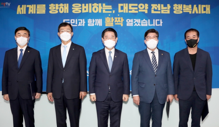 민선8기 김영록 전라남도지사의 '비전·공약위원회'가 13일 열리고 있다.(왼쪽부터 최일 동신대 총장, 박민서 목포대 총장, 김영록 전남도지사, 고영진 순천대 총장, 박명성 신시컴퍼니 대표)