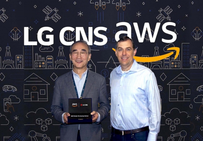 김영섭 LG CNS 사장(왼쪽)과 맷 가먼 AWS 수석 부사장이 LG CNS의 'AWS 프리미어 티어 파트너' 자격 획득 기념 사진을 촬영하고 있다. 사진=LG CNS