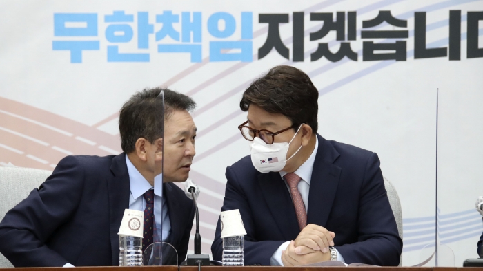 권성동 국민의힘 원내대표(오른쪽)가 14일 국회에서 열린 원내대책회의에서 성일종 정책위의장과 대화하고 있다. 사진/ 국회사진취재단