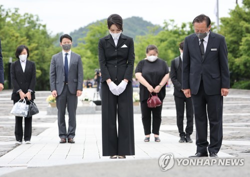 노무현 전 대통령 묘역 참배하는 김건희 여사. 사진=연합뉴스 제공