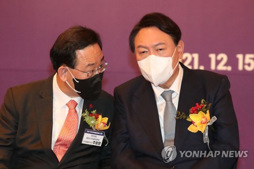 윤석열 대통령과 이야기하는 주호영 의원. 사진=연합뉴스 제공