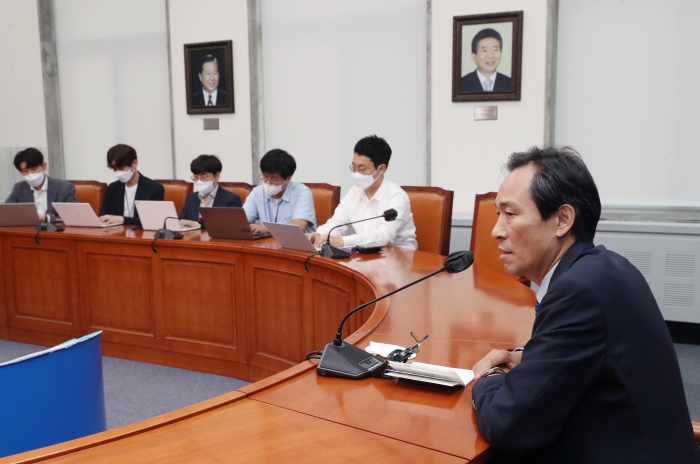 더불어민주당 우상호 비상대책위원장이 15일 오전 국회에서 기자간담회를 하고 있다. 사진=국회사진취재단