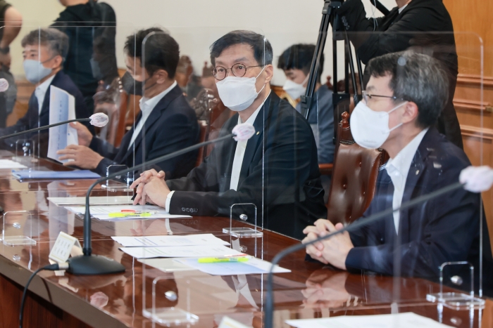 이창용 한국은행 총재가 16일 서울 중구 은행회관에서 열린 비상 거시경제금융회의에 참석하고 있다. 사진=한국은행 제공