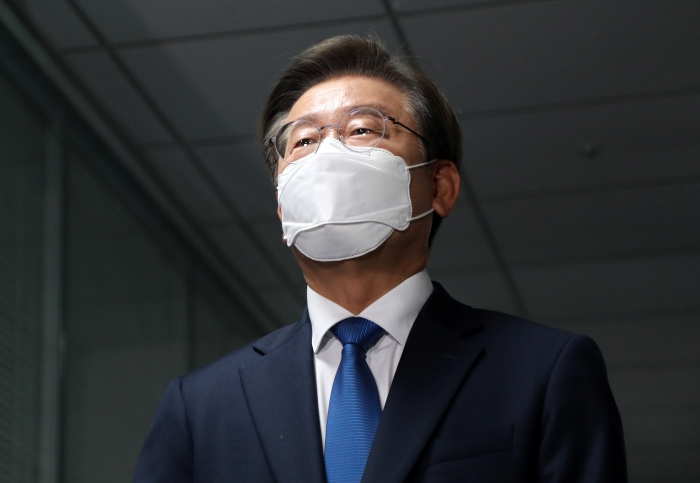 이재명 더불어민주당 의원이 지난 7일 국회 의원회관에 첫출근하며 취재진의 질문에 답변하고 있다. 사진/ 국회사진취재단