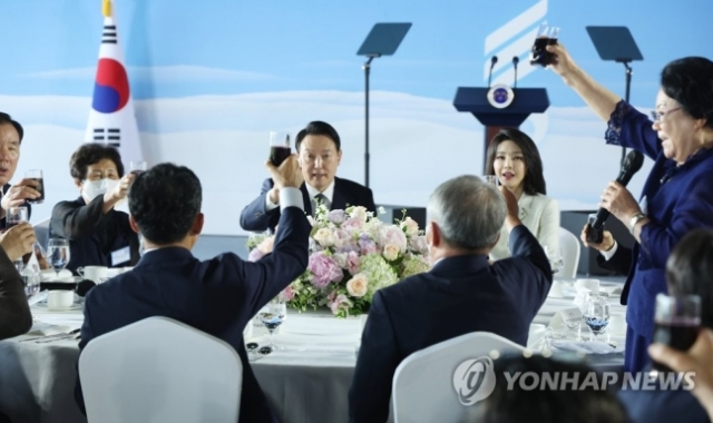 윤석열 대통령 내외, 국가유공자·보훈가족 초청 오찬 참석. 사진=연합뉴스 제공.