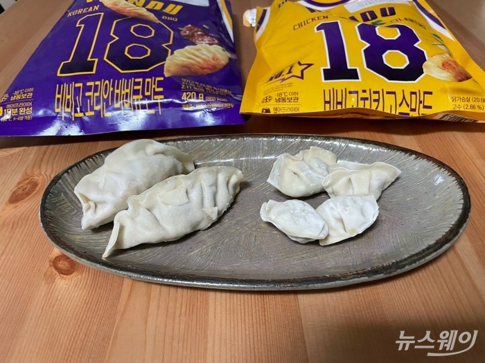 왼쪽부터 '비비고 코리안바비큐만두', '비비코 치킨&고수만두'. 사진=김민지 기자
