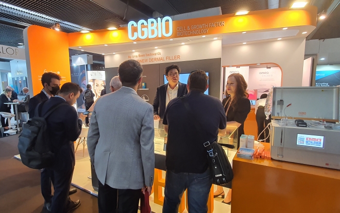 IMCAS Paris 2022에 마련된 시지바이오 부스에 전 세계 바이어들이 방문하고 있다.