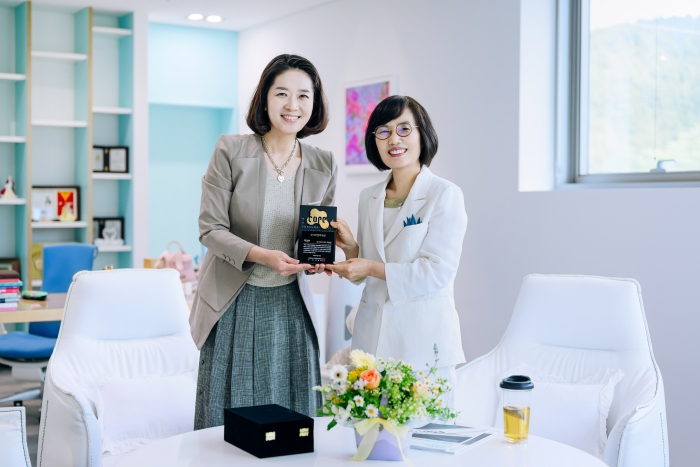 도경희 애터미 부회장(오른쪽)과 유현정 한국소비자정책교육학회장이 소비자권익대상 수상식 후 기념촬영을 하고 있다. 사진=애터미 제공