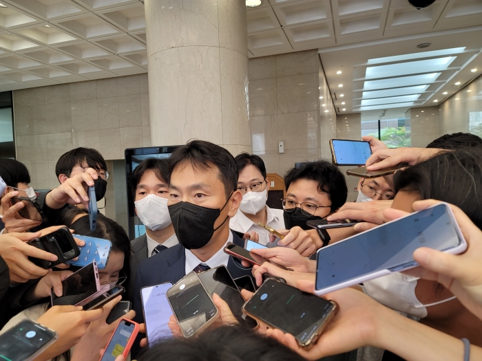 이복현 금융감독원장이 20일 20일 오전 10시 30분 서울 중구 은행회관에서 열린 은행장과의 간담회 이후 기자들과 만나 질문에 답하고 있다. 사진=한재희 기자