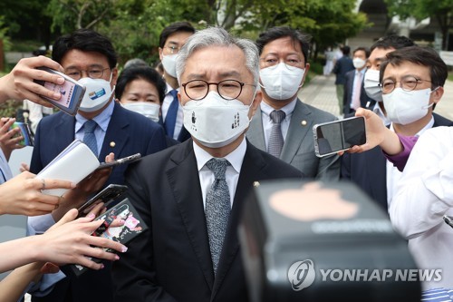 조국 전 법무부 장관 아들의 법무법인 인턴 경력 확인서를 허위로 써준 혐의로 재판에 넘겨진 더불어민주당 최강욱 의원이 지난 5월 20일 오후 서울 서초구 서울중앙지법에서 열린 2심 선고 공판이 끝난 뒤 취재진의 질문에 답하고 있다. 사진=연합뉴스 제공