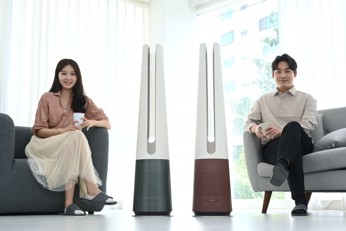 LG전자가 본격적인 여름철을 맞아 신개념 공기청정팬 'LG 퓨리케어 에어로타워'의 새로운 디자인과 기능 업그레이드를 선보인다. 모델들이 상하단 컬러가 서로 다른 투톤 디자인을 갖춘 선풍 전용 신제품 2종을 소개하고 있다. 사진=LG전자 제공