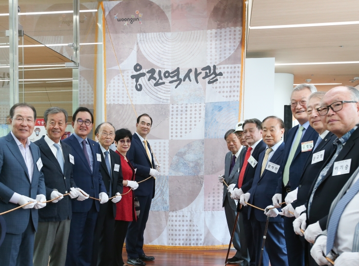 21일 파주 출판도시에서 진행된 '웅진역사관' 제막식에서 웅진그룹 윤석금 회장(좌측에서 여섯번째)과 참석자들이 기념촬영을 하고 있다. 사진=웅진그룹 제공