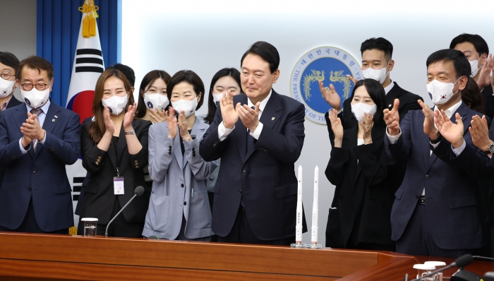 윤석열 대통령이 21일 서울 용산 대통령실 청사 영상 회의실에서 한국형 발사체 누리호(KSLV-Ⅱ) 발사가 성공한 뒤 박수치고 있다. 사진/ 연합뉴스 제공