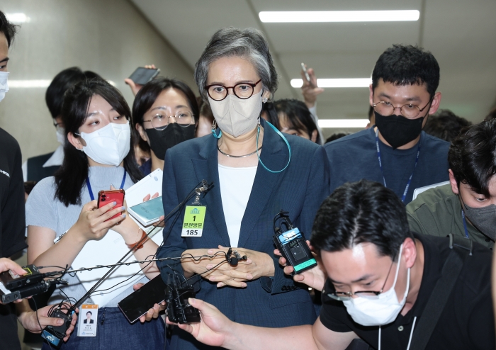이준석 국민의힘 대표의 '성 상납 관련 증거인멸 교사' 의혹 징계 심의 중인 이양희 윤리위원장이 22일 국회에서 열린 윤리위 도중 잠시 회의장 밖으로 나와 취재진의 질문에 답하고 있다. 사진/ 연합뉴스 제공