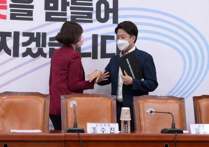 이준석 국민의힘 대표가 23일 국회에서 열린 최고위원회의에 참석하며 배현진 최고위원과의 악수를 거부하고 있다. 사진/ 국회사진취재단