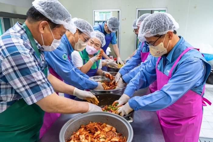 이진수 광양제철소장과 압연부문 임직원, 광양시새마을부녀회가 새롭게 단장한 새마을조리장에서 23일 지역 이웃들에게 나눠줄 밑반찬을 만들고 있다.