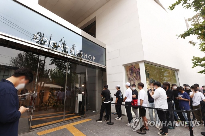 지난 17일 서울 강남구 케이스스터디 분더 청담에서 열린 축구선수 손흥민의 패션 브랜드 'NOS7' 팝업스토어를 찾은 고객들이 제품을 살펴보고 있다. 사진=연합뉴스 제공