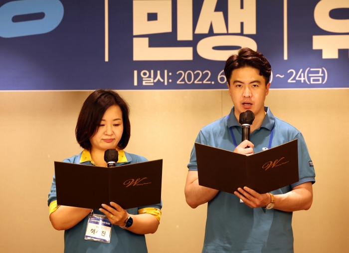 더불어민주당 이수진, 오영환 원내대변인이 24일 오전 충남 예산군 덕산리솜리조트에서 열린 '새롭게 도약하는 민주당의 진로 모색을 위한 국회의원 워크숍'에서 결의문 낭독을 하고 있다. 사진=연합뉴스 제공