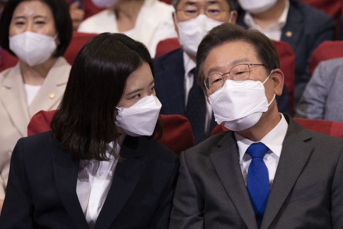더불어민주당 박지현 공동상임선대위원장과 이재명 총괄선거대책위원장이 지난 1일 저녁 서울 여의도 국회의원회관에 마련된 더불어민주당 개표상황실에서 출구조사 결과발표 방송을 지켜보며 대화하고 있다. 사진=국회사진취재단