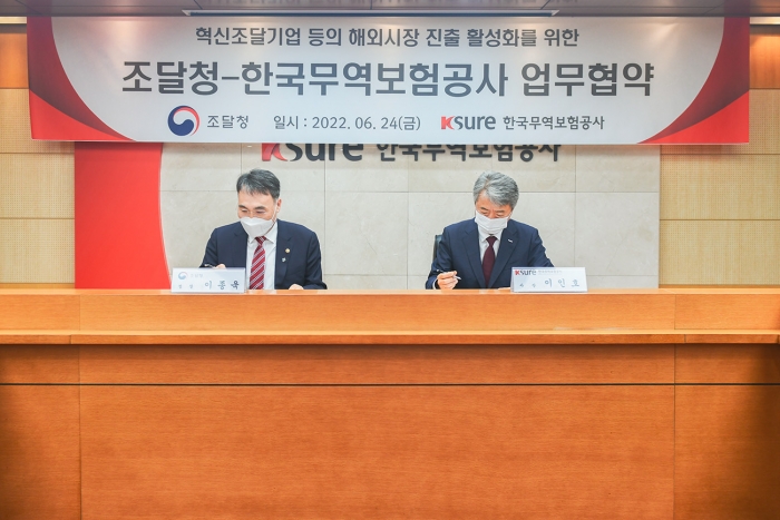 이인호 한국무역보험공사 사장(오른쪽)이 24일 서울시 종로구 소재 한국무역보험공사 본사에서 이종욱 조달청장(왼쪽)과 업무협약서에 서명하고 있다. 사진=한국무역보험공사