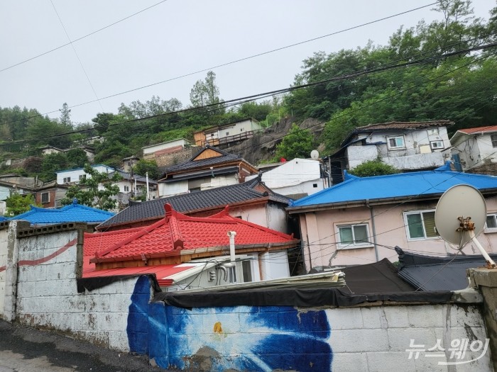 집집마다 지붕이 있었지만 정부에서 지속적으로 개선 사업을 한 것으로 알려져서 그런지 생각보다 낡은 모습은 아니었다. 사진 = 김소윤 기자.