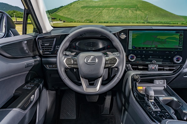 렉서스 UX 300e '힘'에 반하고···NX350h '속도감'에 취하다 기사의 사진