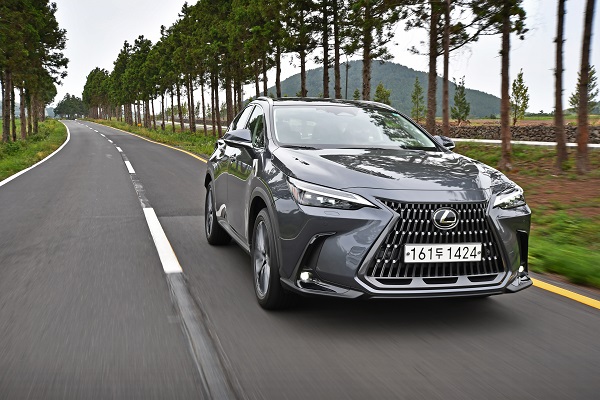 렉서스 UX 300e '힘'에 반하고···NX350h '속도감'에 취하다 기사의 사진