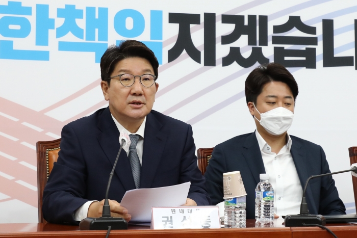 국민의힘 권성동 원내대표가 27일 오전 국회에서 열린 최고위원회의에서 발언하고 있다. 오른쪽은 이준석 대표. 사진=국회사진취재단
