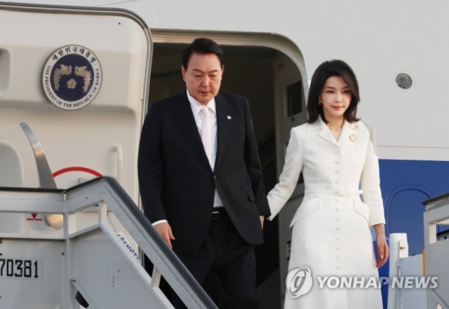 스페인 도착한 윤석열 대통령 내외. 사진=연합뉴스 제공.