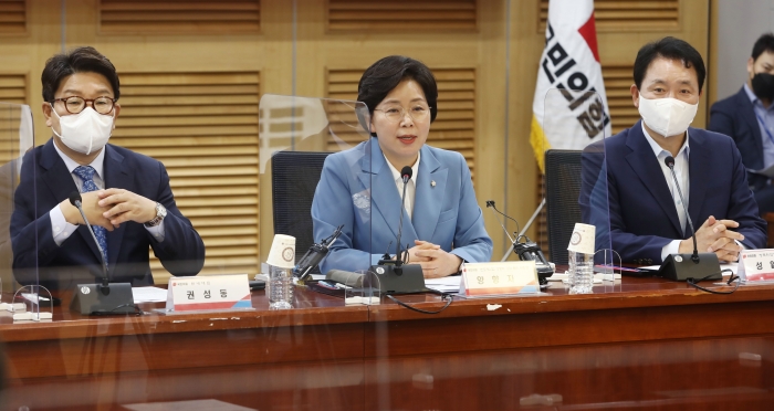 양향자 국민의힘 반도체 산업 경쟁력 강화 특별위원회 위원장이 28일 국회에서 열린 특위 1차 회의에서 인사말을 하고 있다. 왼쪽부터 권성동 국민의힘 원내대표, 양 위원장, 성일종 정책위의장. 사진/ 국회사진취재단