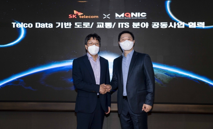 SK T타워에서 진행된 SKT와 엠큐닉 업무협약식에서 장홍성 SKT 광고/Data CO담당(오른쪽)과 유승모 엠큐닉 대표이사가 기념사진을 촬영하고 있다. 사진=SK텔레콤