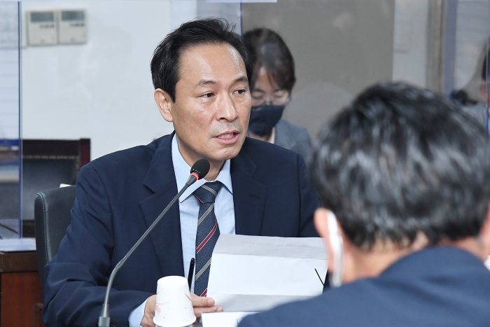 더불어민주당 우상호 비상대책위원장이 28일 경기도 안산시 유일금속에서 열린 '납품단가 연동제 도입 현장 간담회'에서 발언하고 있다. 사진=연합뉴스 제공