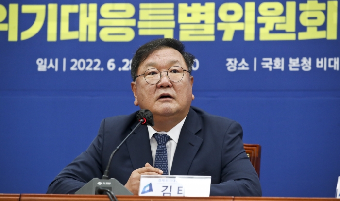 28일 오전 국회에서 열린 더불어민주당 경제위기대응특별위원회 기자간담회에서 김태년 위원장이 발언하고 있다. 사진=국회사진취재단