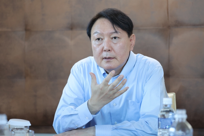 북대서양조약기구(NATO·나토) 정상회의 참석을 위해 스페인을 방문 중인 윤석열 대통령이 28일(현지 시간) 마드리드 시내 한 호텔에서 정상회의 사전 점검 회의를 주재하고 있다. 사진/ 연합뉴스 제공